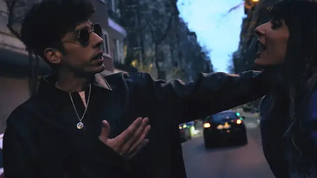 Chica Sobresalto y Diego de Veintiuno, en el videoclip de 'Poquita cosa'.