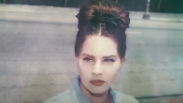 Lana del Rey lanza su esperado disco, 'Did you know that there's a tunnel under Ocean Blvd'