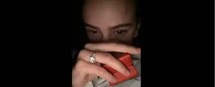 El anillo de compromiso de Rosalía en el videoclip de 'Beso' El anillo de compromiso de Rosalía en el videoclip de 'Beso'