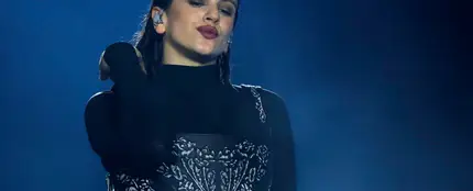 Rosalía canta 'Beso' por primera vez en directo Rosalía canta 'Beso' por primera vez en directo