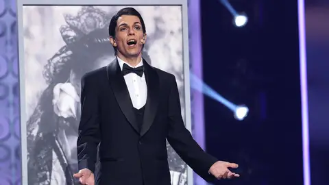 Impactante Samantha Hudson como Luis Mariano dedicando ‘Violetas imperiales’ Impactante Samantha Hudson como Luis Mariano dedicando ‘Violetas imperiales’