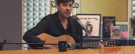 Jacobo Serra homenajea a The Beatles con una versi&oacute;n ac&uacute;stica de 'Something' en 'Cuerpos especiales'. 