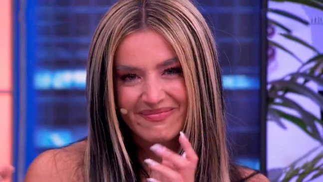 Las lágrimas de Lola Índigo al conocer a su mayor fan: "Me cuesta asimilar que haya gente que tiene esa emoción" Las lágrimas de Lola Índigo al conocer a su mayor fan: "Me cuesta asimilar que haya gente que tiene esa emoción"