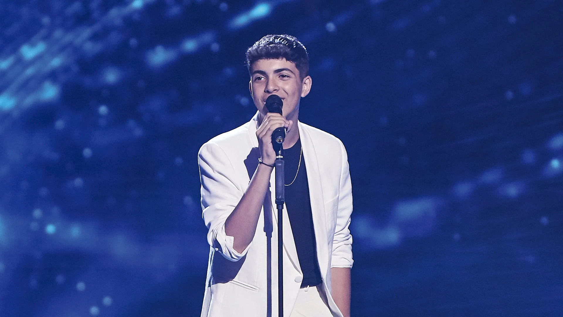 Álvaro derrocha elegancia cantando ‘The way you look tonight’ en las Audiciones a ciegas