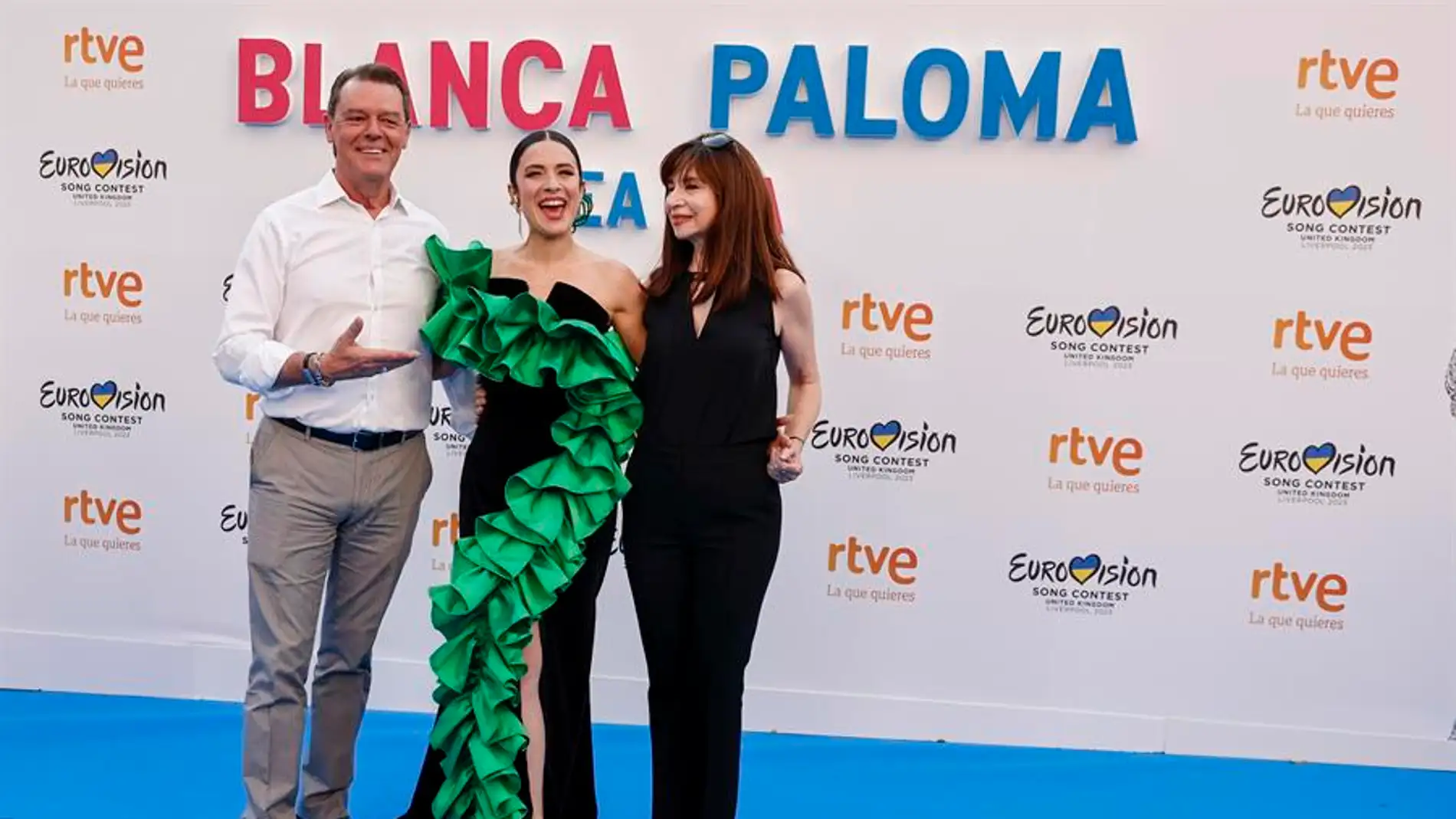 Blanca Paloma con sus padres en la fiesta de Madrid