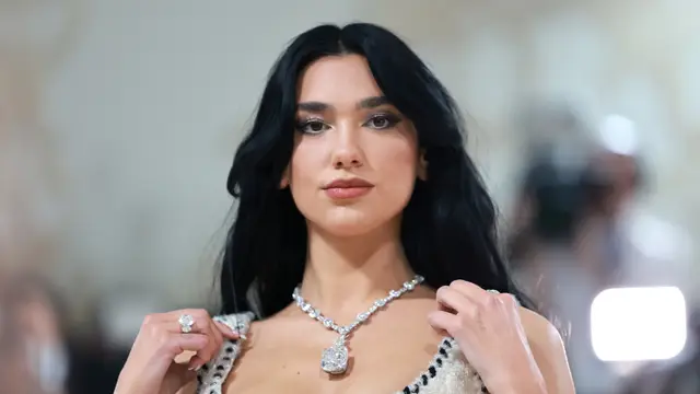 Una imagen del collar Dua Lipa en la MET Gala 2023