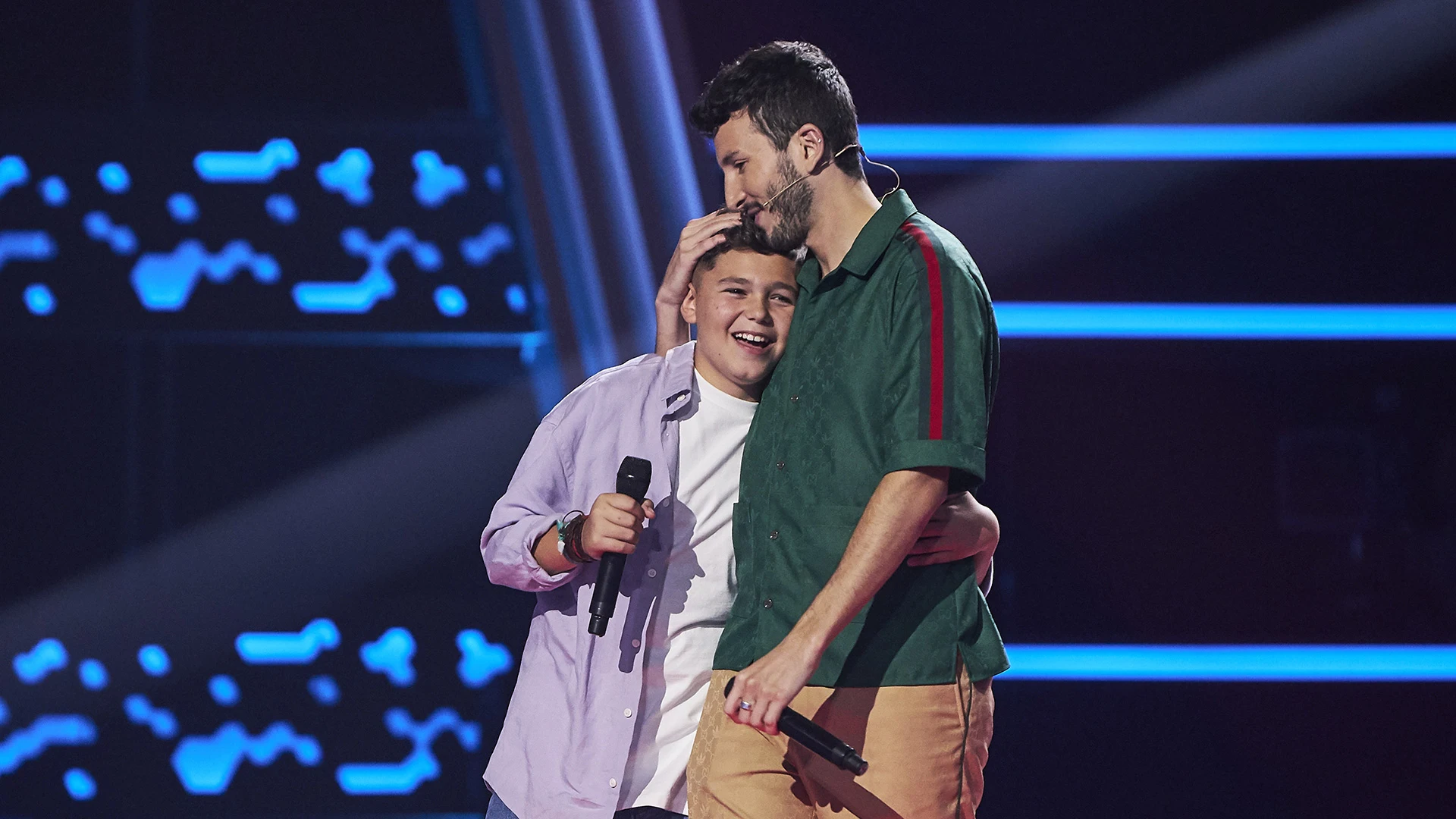Sebastián Yatra y Manuel crean la versión más bonita de ‘Entre sobras y sobras me faltas’ Sebastián Yatra y Manuel crean la versión más bonita de ‘Entre sobras y sobras me faltas’