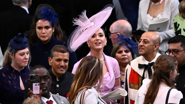 El divertido vídeo de Katy perry desubicada buscando su asiento en la coronación del rey Carlos III