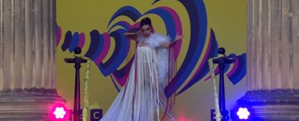 Blanca Paloma, poderosa y deslumbrante en la alfombra turquesa de Eurovisi&oacute;n 2023