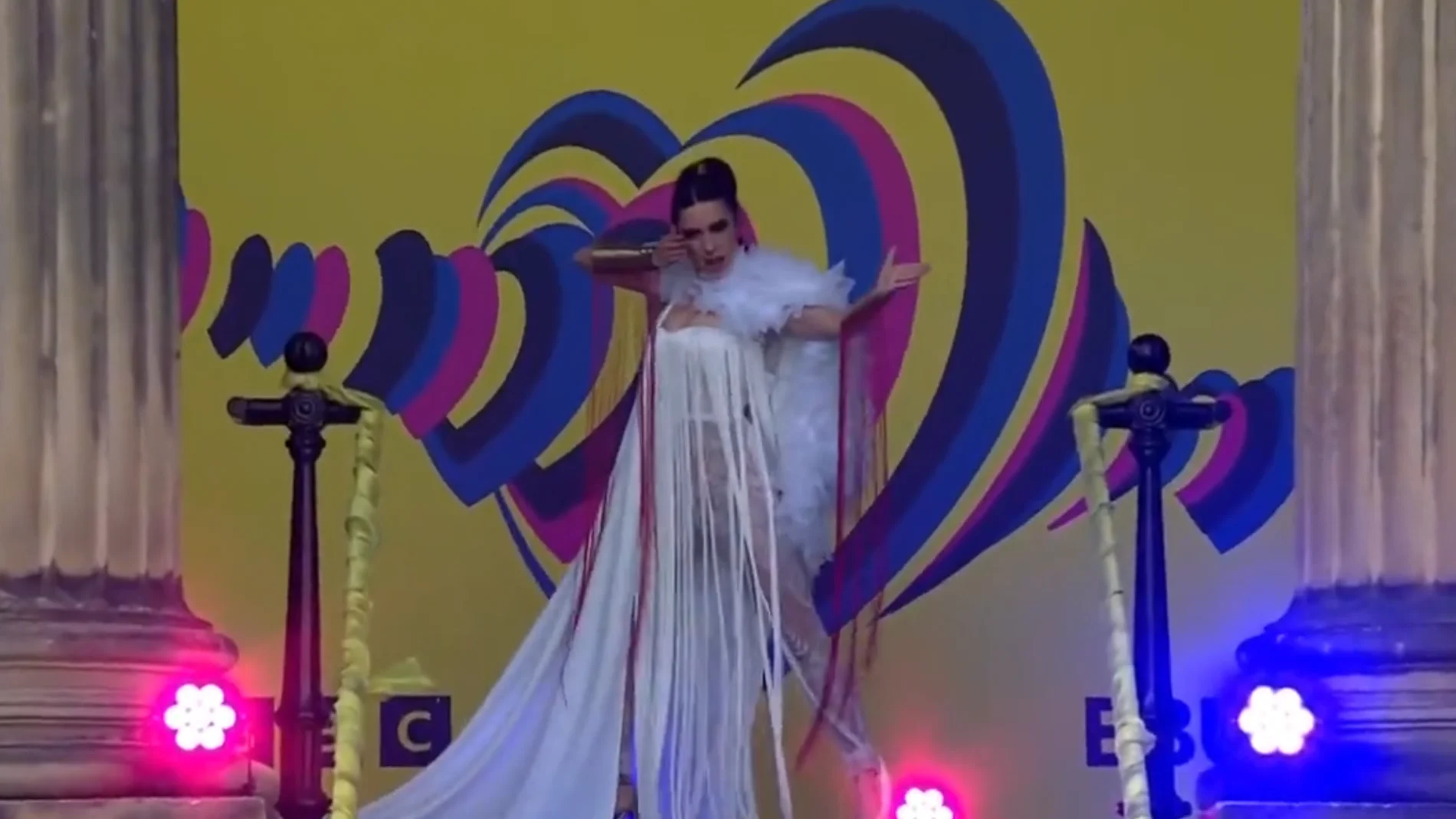 Blanca Paloma, poderosa y deslumbrante en la alfombra turquesa de Eurovisión 2023