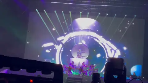 Lola Índigo arranca su concierto Lola Índigo arranca su concierto