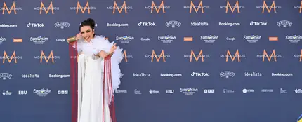 Blanca Paloma en la alfombra celeste Blanca Paloma en la alfombra celeste