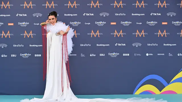 Blanca Paloma en la alfombra celeste