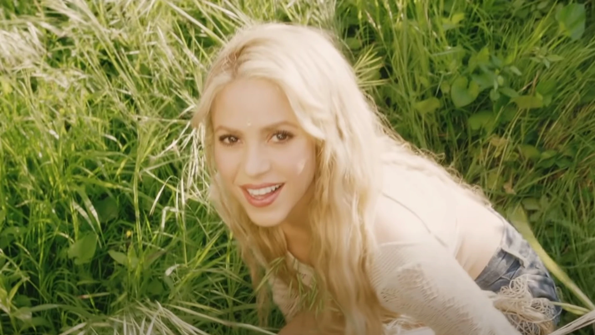 Shakira en el vídeo de Me Enamoré