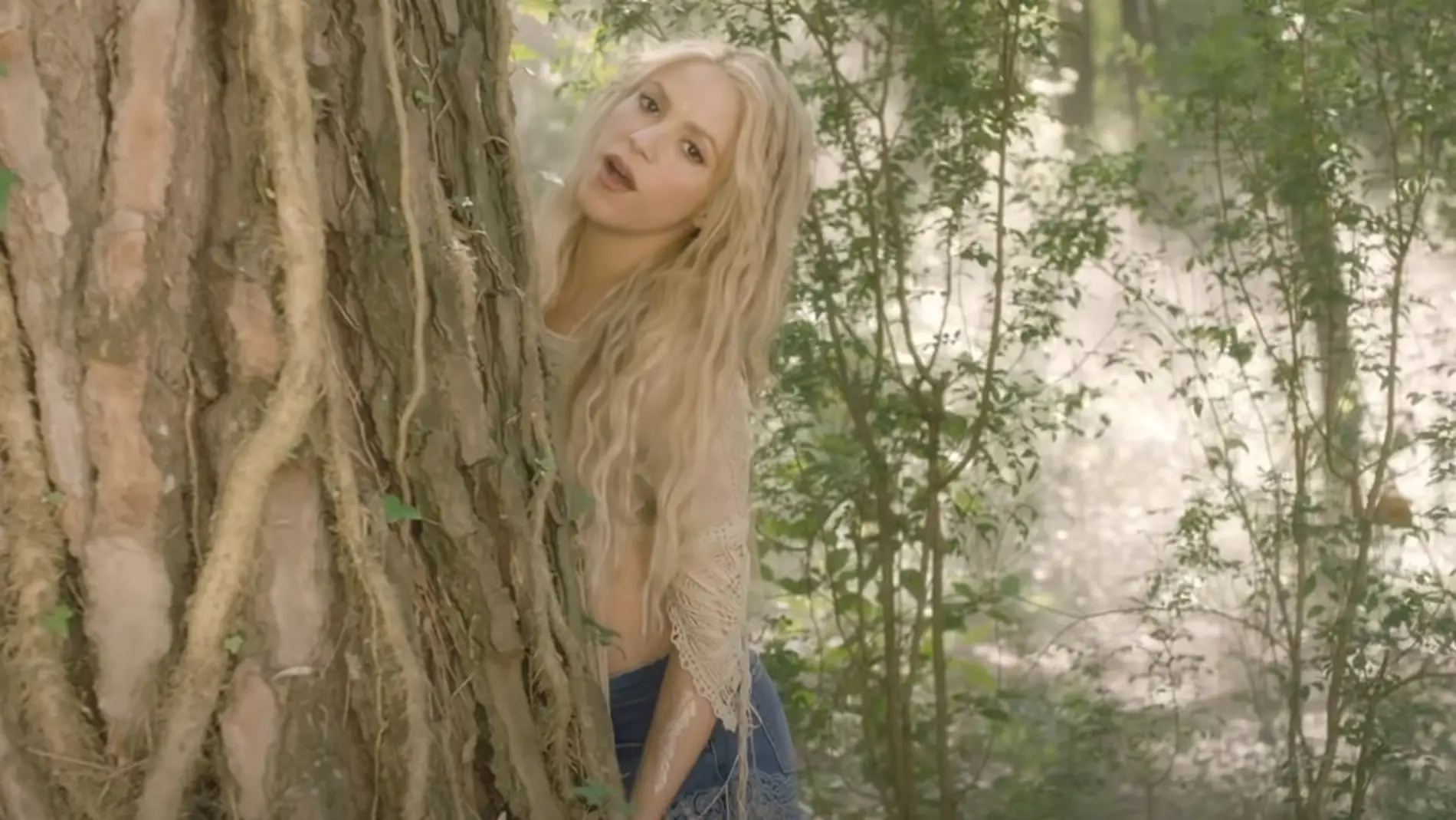 Shakira en el vídeo de Me enamoré