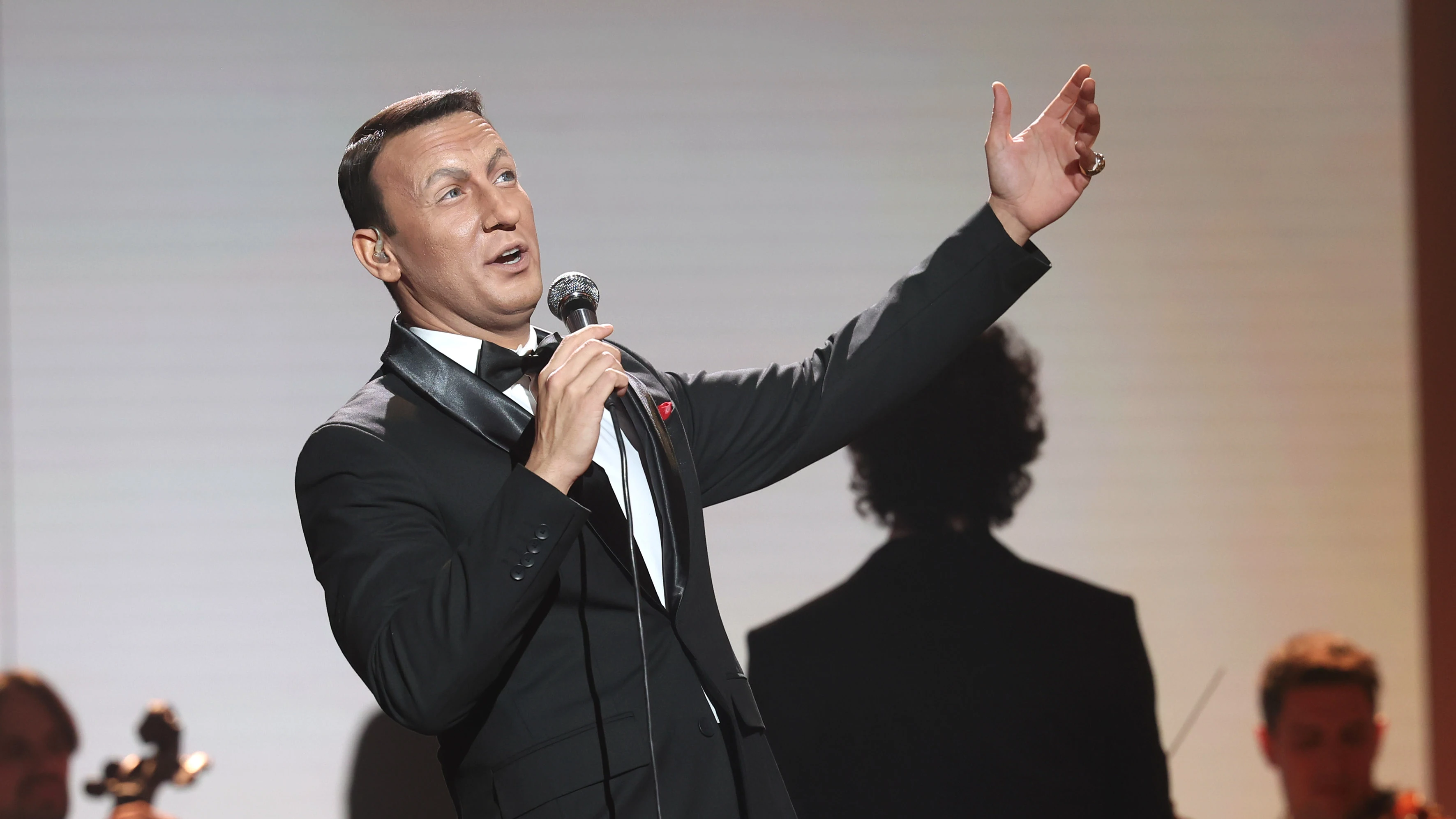 ¡Alma de crooner! Jadel, un Frank Sinatra de altos vuelos con ‘Come fly with me’ 