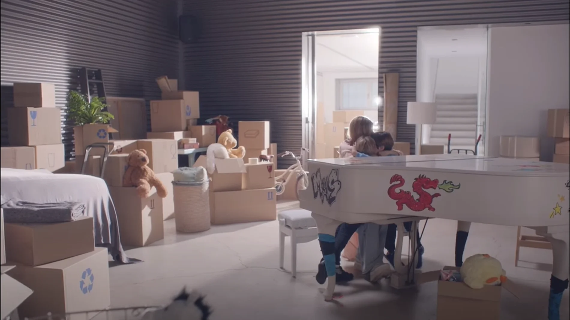 Un piano, cajas de mudanza y mil recuerdos: Shakira canta junto a sus hijos Milan y Sasha en el videoclip de 'Acústico'