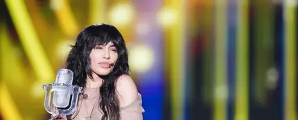 Loreen, con el micrófono de cristal en la final de Eurovisión 2023. Loreen, con el micrófono de cristal en la final de Eurovisión 2023.