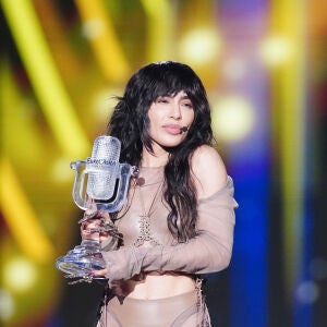 Loreen, con el micrófono de cristal en la final de Eurovisión 2023.