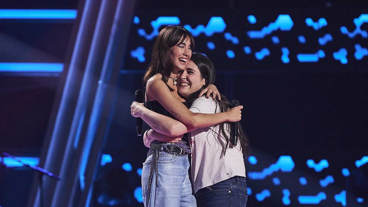 Aitana y Luc&iacute;a, pura complicidad sobre el escenario cantando &rsquo;11 razones&rsquo; 