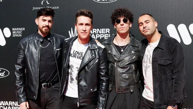 Diego Arroyo, el vocalista de Veintiuno, junto a su grupo.