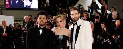 Abel &quot;The Weeknd&quot; Tesfaye, Lily-Rose Depp y Sam Levinson asisten a la alfombra roja de &quot;The Idol&quot; durante el 76º festival anual de cine de Cannes el 22 de mayo de 2023 en Cannes, Francia.