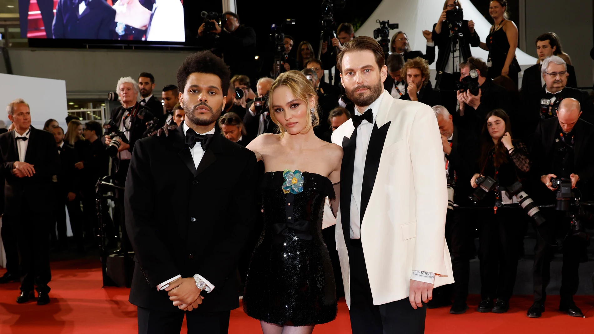 Abel "The Weeknd" Tesfaye, Lily-Rose Depp y Sam Levinson asisten a la alfombra roja de "The Idol" durante el 76º festival anual de cine de Cannes el 22 de mayo de 2023 en Cannes, Francia.