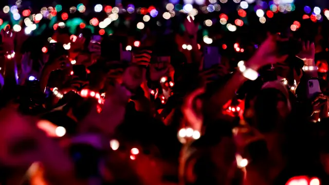 El efecto Coldplay: cientos de personas sin entrada bailan y cantan las canciones del grupo fuera del estadio en Barcelona