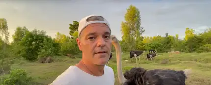 Frank Cuesta en uno de sus vídeos de Youtube donde muestra su 'Santuario Libertad', el hábitat de animales en libertad en Tailandia fundado por él. Frank Cuesta en uno de sus vídeos de Youtube donde muestra su 'Santuario Libertad', el hábitat de animales en libertad en Tailandia fundado por él.