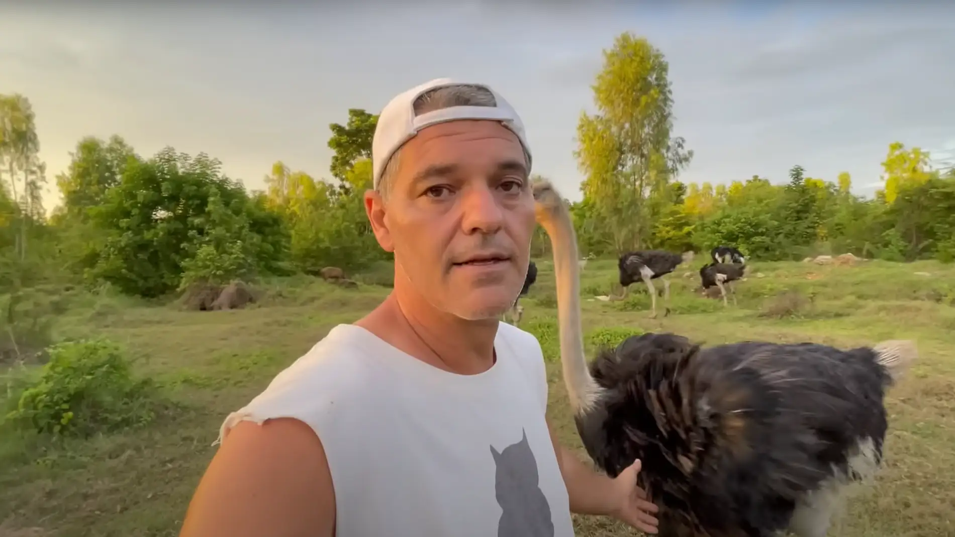Frank Cuesta en uno de sus vídeos de Youtube donde muestra su 'Santuario Libertad', el hábitat de animales en libertad en Tailandia fundado por él.