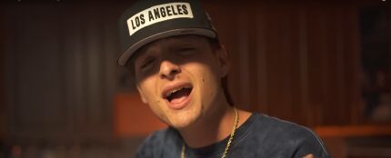 El artista mexicano Peso Pluma durante el videoclip de su tema &#39;Por Las Noches&#39;.