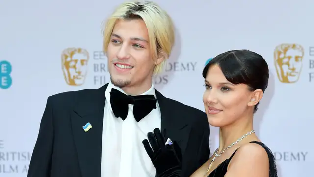Millie Bobby Brown y Jake Bongiovi posan abrazados en las fotos de su fiesta de compromiso
