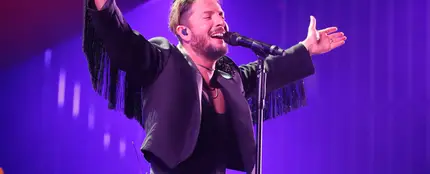 Manuel Carrasco canta bajo la lluvia en Sevilla en la gira 'Corazón y Flecha': agua, sevillanas y homenaje a Elena Huelva Manuel Carrasco canta bajo la lluvia en Sevilla en la gira 'Corazón y Flecha': agua, sevillanas y homenaje a Elena Huelva