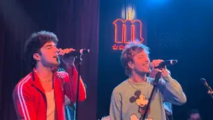 Marlon y Álvaro de Luna presentan en vivo entre fans su nueva canción 'Olvidé olvidarte'.