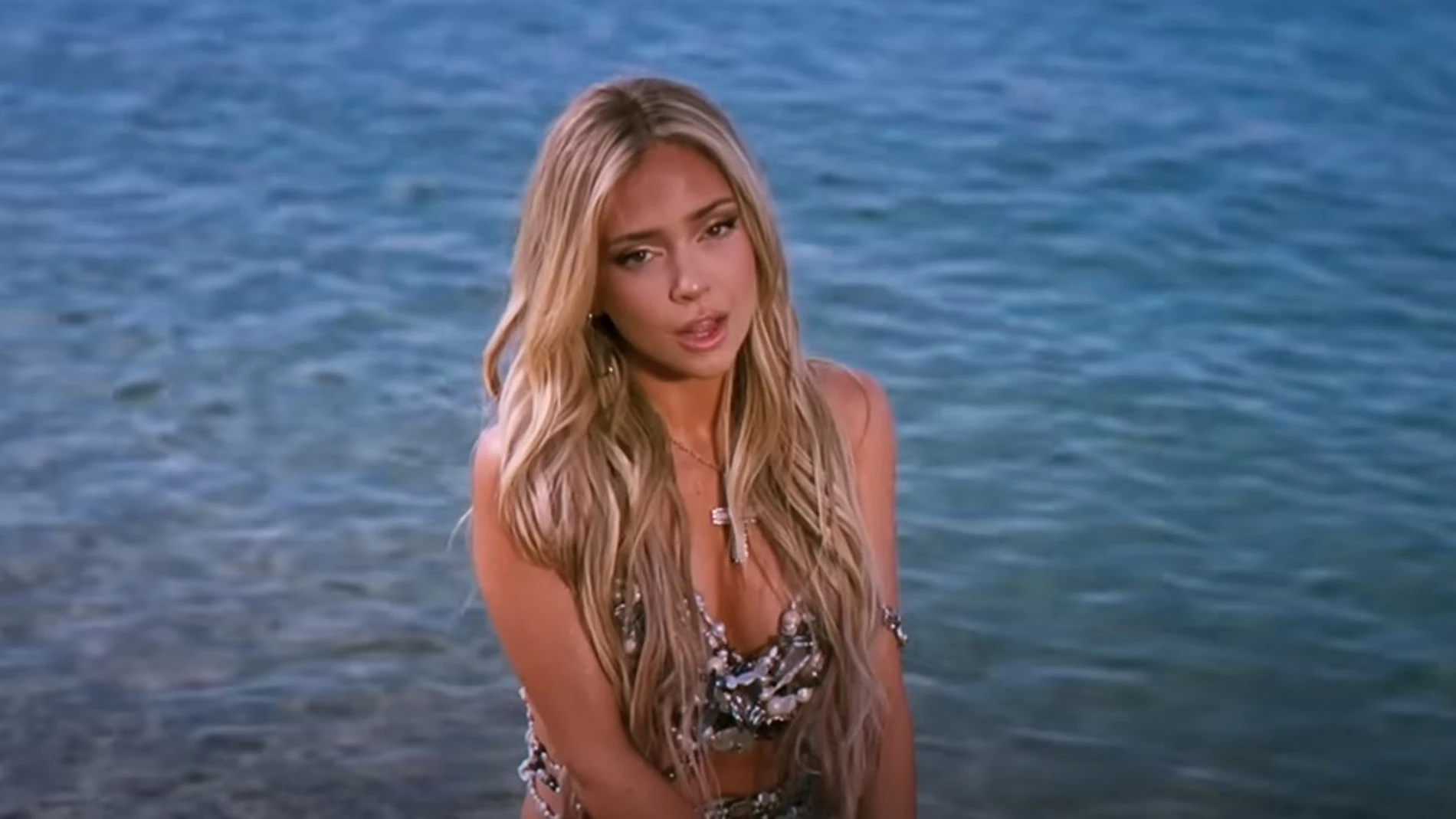 Ana Mena se convierte en sirena para el videoclip de 'Acquamarina', su nueva canción con Guè