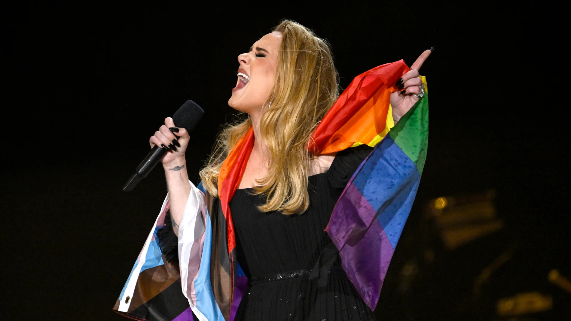 Adele deja atrás el color negro para celebrar el Orgullo en su vuelta a su residencia en Las Vegas 