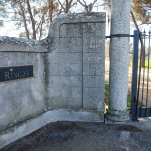 La puerta del palacio de El Rinc&oacute;n en Aldea del Fresno.