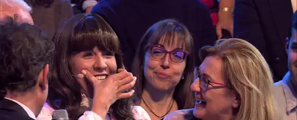 El conmovedor abrazo de Andrea Guasch a sus padres: lágrimas llenas de recuerdos de infancia El conmovedor abrazo de Andrea Guasch a sus padres: lágrimas llenas de recuerdos de infancia