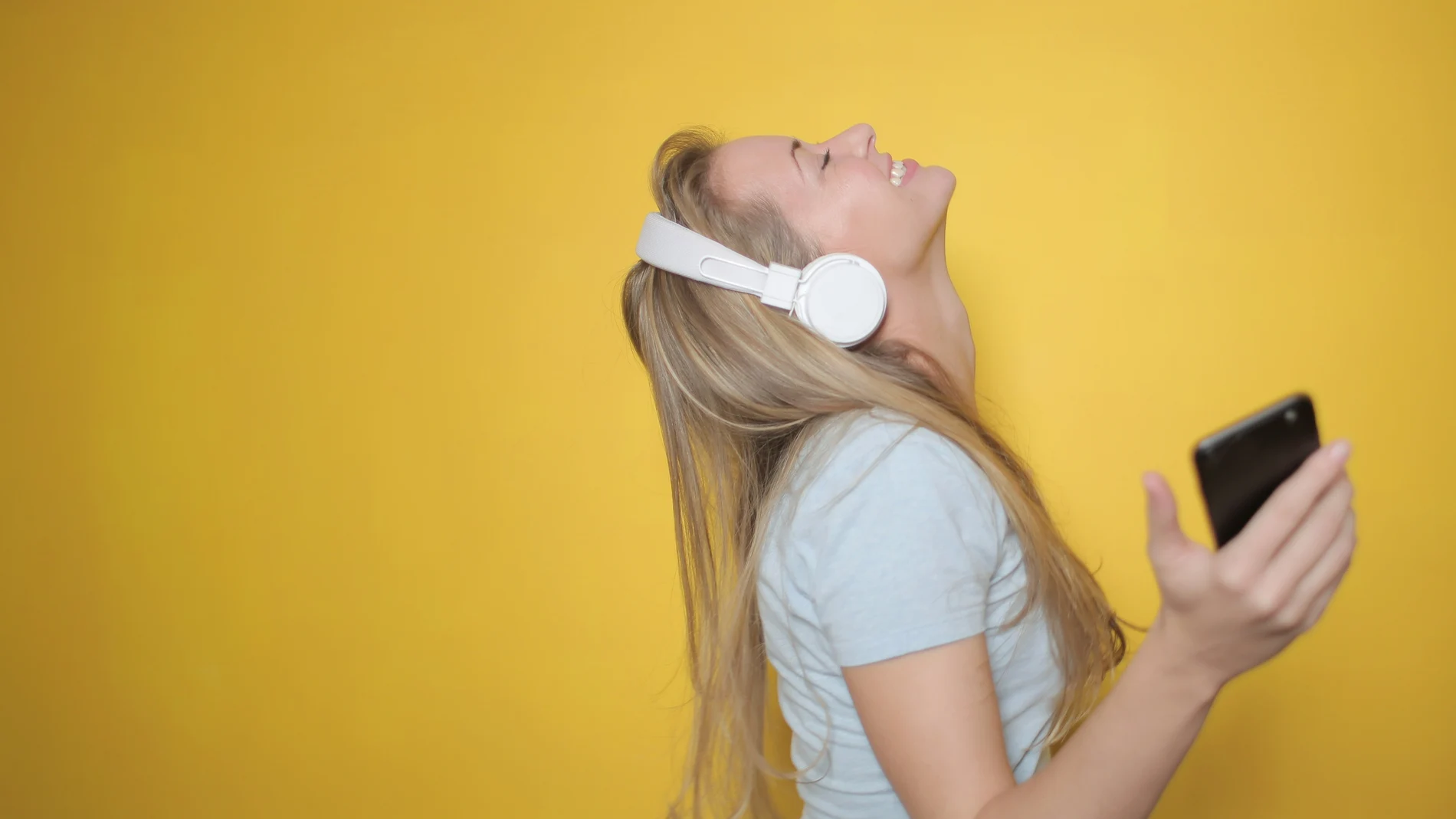 Los peligros de usar auriculares para la salud auditiva (y especialmente la de los jóvenes)