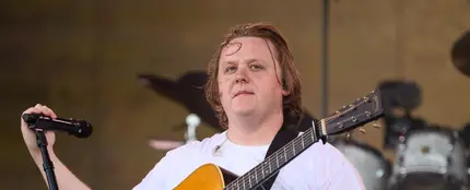 Lewis Capaldi durante su actuación en el Festival de Glastonbury, este sábado. Lewis Capaldi durante su actuación en el Festival de Glastonbury, este sábado.