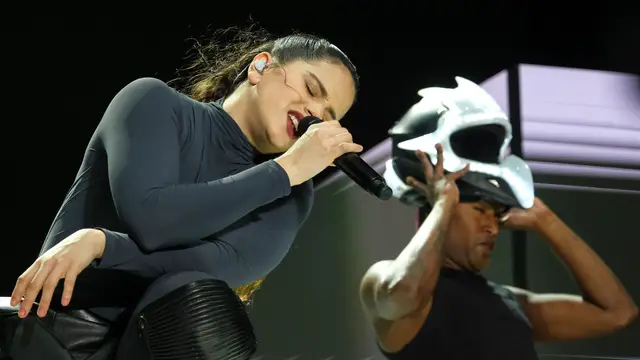 Rosalía conquista Gran Canaria y baila 'Linda' con la bandera de las islas en la cabeza