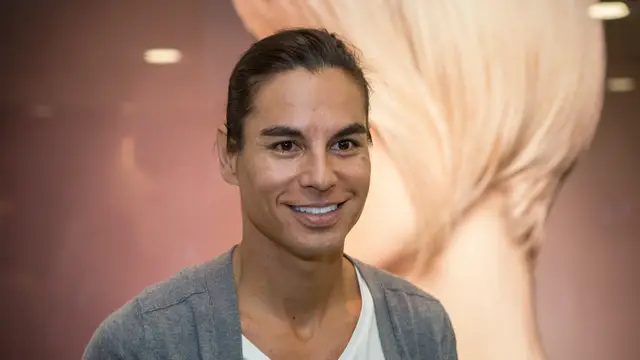 Julio José Iglesias, ilusionado de nuevo junto a la modelo Ariadna Romero