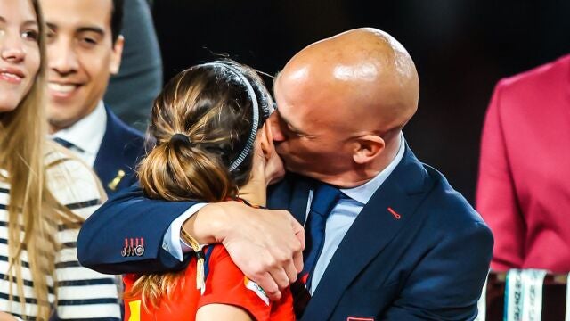 Aitana Bonmati recibe un beso de Luis Rubiales