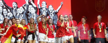 Vicco, con las jugadoras de La Roja durante la celebración del Mundial en Madrid Río.