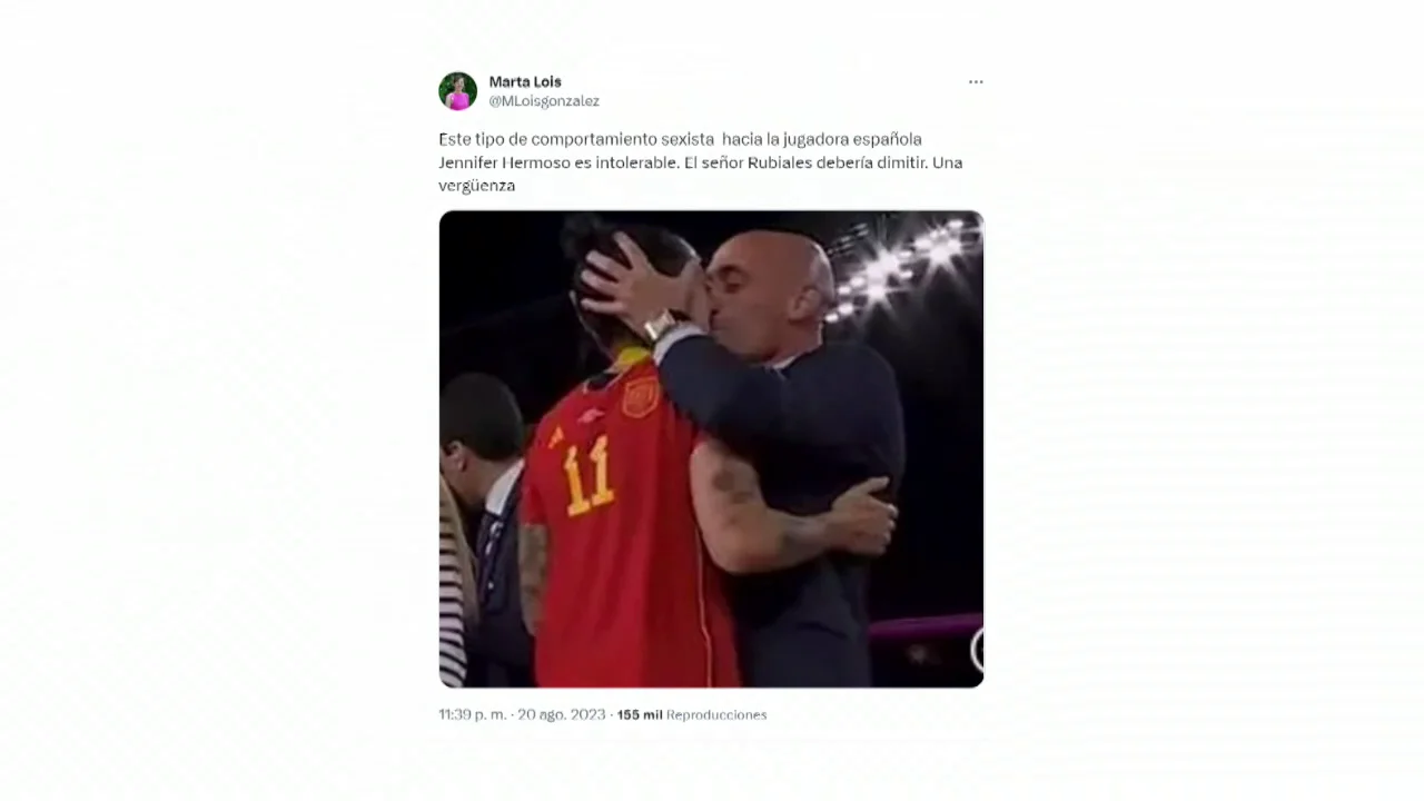 El beso en la boca de Rubiales a Jenni Hermoso en la entregad de medallas del Mundial El beso en la boca de Rubiales a Jenni Hermoso en la entregad de medallas del Mundial