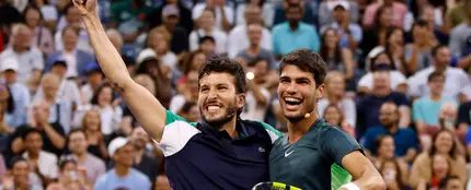 Sebastián Yatra y Carlos Alcaraz, durante el partido de exhibición Stars of the Open a beneficio de Ukraine Relief antes del US Open 2023, en Nueva York. Sebastián Yatra y Carlos Alcaraz, durante el partido de exhibición Stars of the Open a beneficio de Ukraine Relief antes del US Open 2023, en Nueva York.