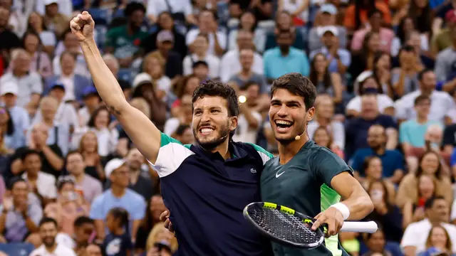 Sebastián Yatra y Carlos Alcaraz, durante el partido de exhibición Stars of the Open a beneficio de Ukraine Relief antes del US Open 2023, en Nueva York.
