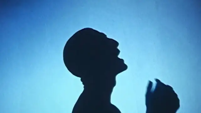 Damiano David, en el videoclip de 'Honey! Are you coming?'