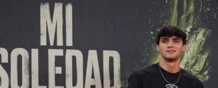 Gabriel Guevara posa en el photocall de la pel&iacute;cula 'Mi soledad tiene alas' en agosto de 2023.