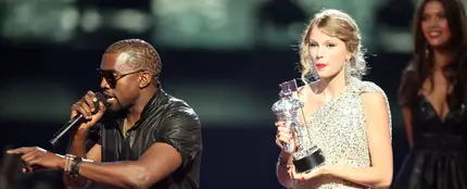Kanye West y Taylor Swift, en los MTV VMAs de 2009. Kanye West y Taylor Swift, en los MTV VMAs de 2009.